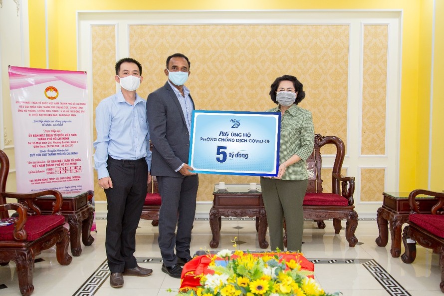 Ông Sai Ramana Ponugoti, TGĐ P&G Việt Nam, trao tặng gói tài trợ 5 tỷ đồng thông qua Ủy Ban MTTQ Việt Nam