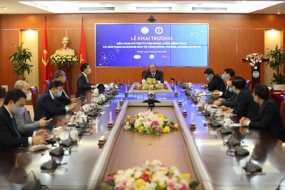 Thủ tướng Nguyễn Xuân Phúc khai trương hệ thống khám chữa bệnh từ xa và ứng dụng Bluezone. Ảnh Mạnh Hưng 