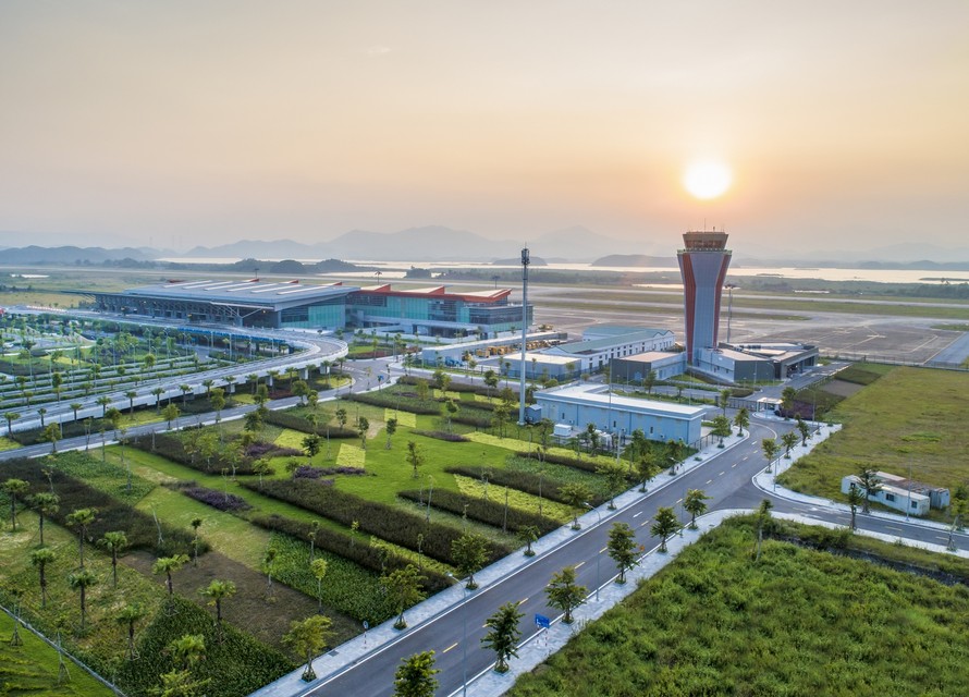  Sân bay Vân Đồn ngày một chứng tỏ tầm vóc và vai trò quan trọng trong việc thực hiện các nhiệm vụ chính trị - xã hội