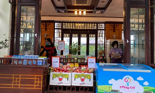 Gian hàng lưu động của Thủy Tạ tại phố Lê Thái Tổ, Hoàn Kiếm, Hà Nội phục vụ nhu cầu mua sắm của du khách trong và ngoài nước 