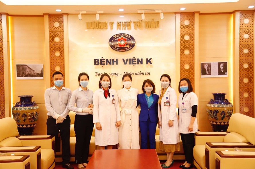  Đại diện Bệnh viện K, bà Hoàng Thị Hoài Thu – Phó Phòng Công tác xã hội (thứ 3 từ trái sang) trong buổi tiếp nhận ủng hộ từ đại diện Eximbank.