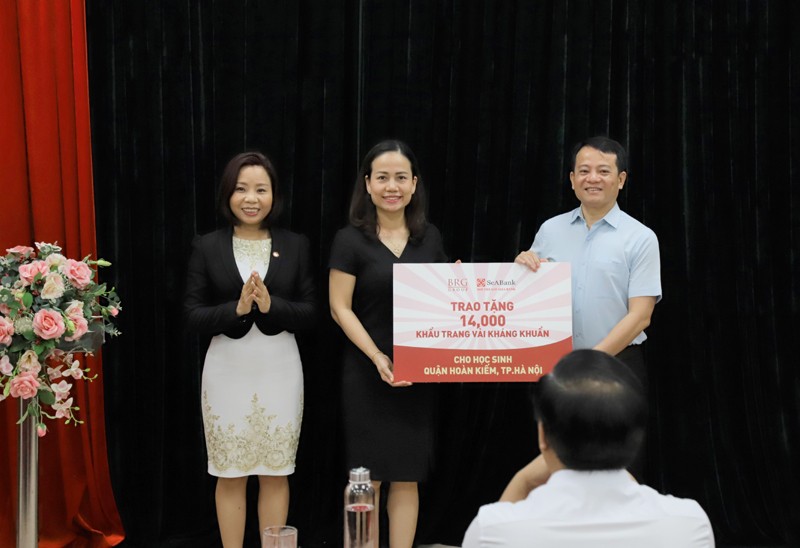 Đại diện Tập đoàn BRG trao tặng 14.000 khẩu trang vải kháng khuẩn cho các trường trên địa bàn quận Hoàn Kiếm, Hà Nội