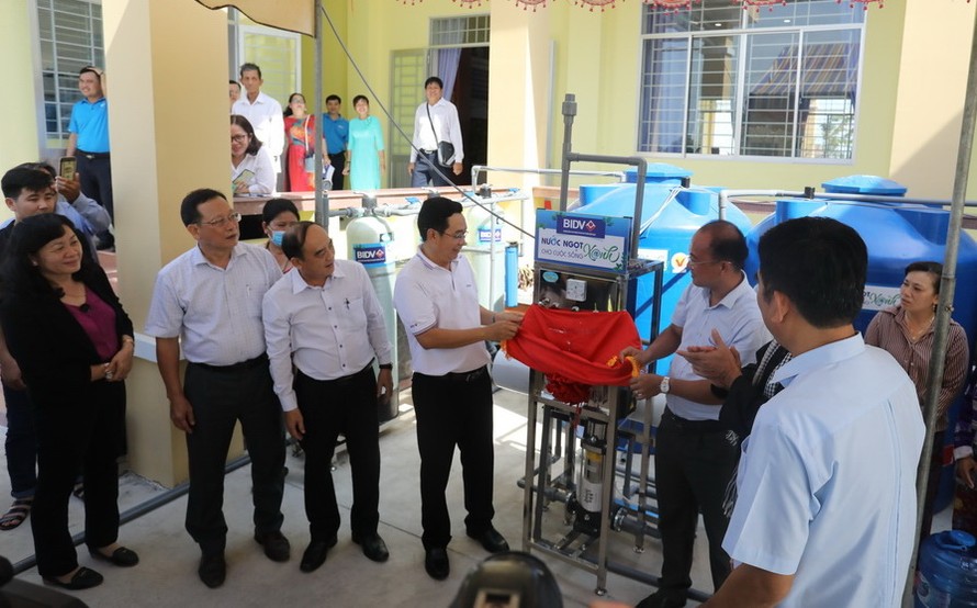 Đại diện lãnh đạo UBND, UBMTTQ tỉnh Long An cùng đại diện BIDV trao máy lọc nước tại Huyện Cần Đước, Long An