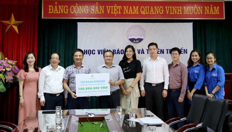Ông Vũ Mai Phong – Phó Tổng Giám đốc, Trưởng Ban Chỉ đạo phòng, chống dịch Covid-19 Ecopark (thứ ba từ trái sang) trao tặng học bổng cho Học viện Báo chí & Tuyên truyền