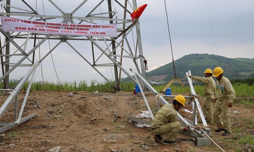 Công nhân Công ty Truyền tải điện 3 thực hiện tư vấn giám sát, nghiệm thu ĐZ 220kV Nha Trang - Tháp Chàm