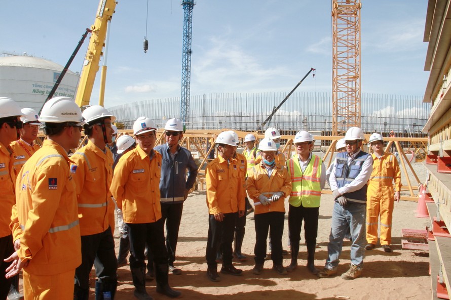 Tổng giám đốc PV GAS dẫn đầu đoàn công tác đến thăm công trình kho cảng LNG Thị Vải