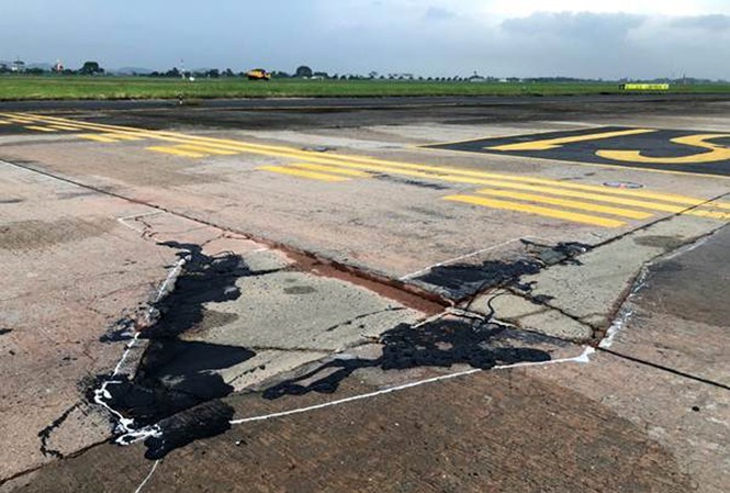 Đường băng sân bay Nội Bài xuống cấp nghiêm trọng