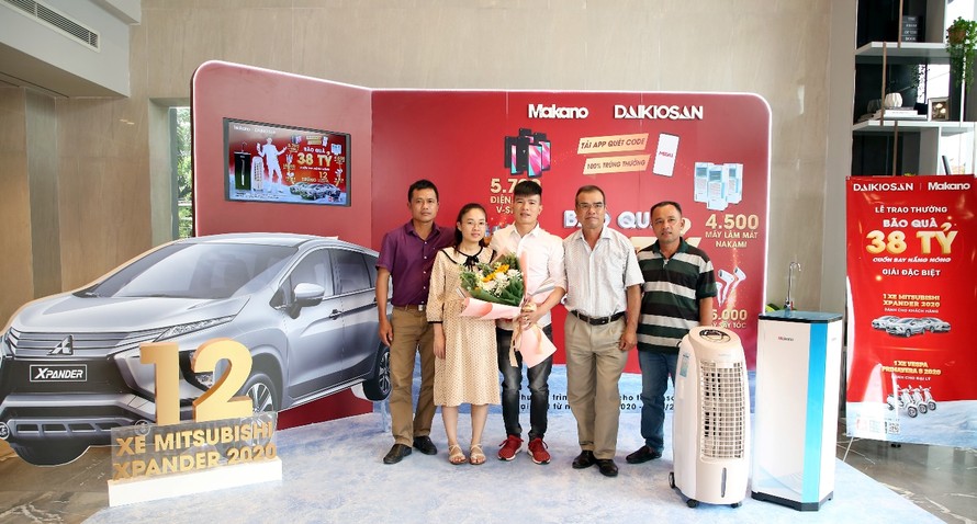 Anh Hà Mạnh Tân cùng gia đình đi nhận xe ô tô từ thương hiệu cao cấp Daikiosan, Makano