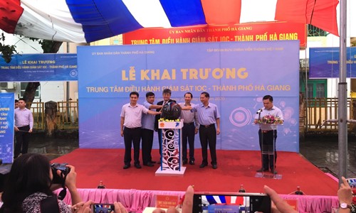 Lãnh đạo UBND tỉnh Hà Giang và Đại diện Tập đoàn VNPT nhấn nút khai trương Trung tâm IOC Hà Giang