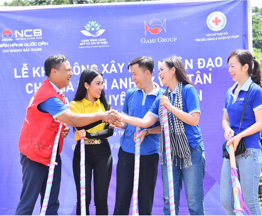 Nữ Doanh Nhân Vũ Phương Thuý ( áo vàng ) cùng quỹ hành trình xanh tham gia lễ khởi công xây nhà nhân đạo cho anh Lý Văn Tân