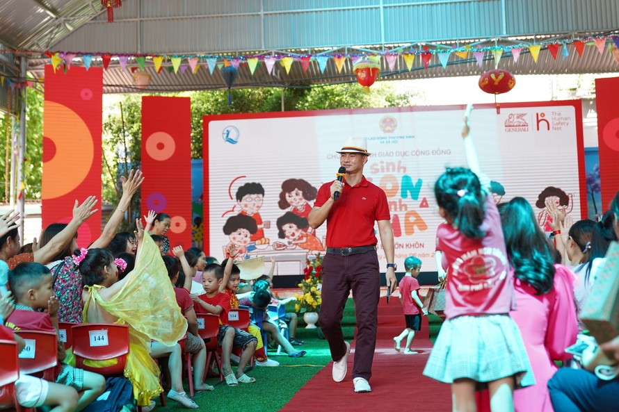 Hơn 500 phụ huynh tỉnh Bắc Giang tham dự chương trình 'Sinh Con, Sinh Cha' đầu tiên 