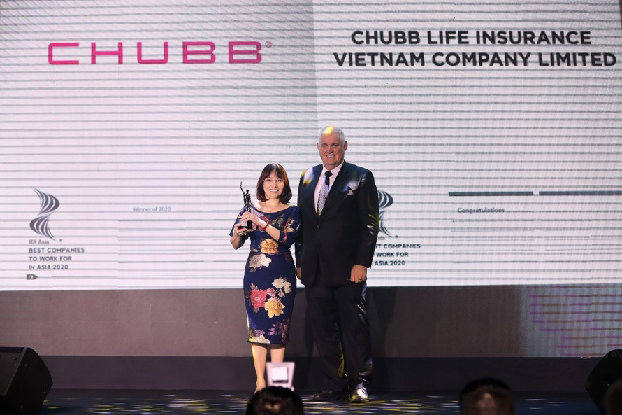 Phó Tổng Giám đốc Chubb Life Việt Nam – Bà Mai Thị Thanh Vân nhận giải thưởng từ Ban Tổ chức