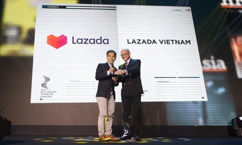 Ông Đặng Anh Dũng – Giám đốc Tài Chính Lazada Vietnam nhận giải thưởng “Nơi làm việc tốt nhất Châu Á 2020” tại lễ trao giải tổ chức bởi HR Asia.