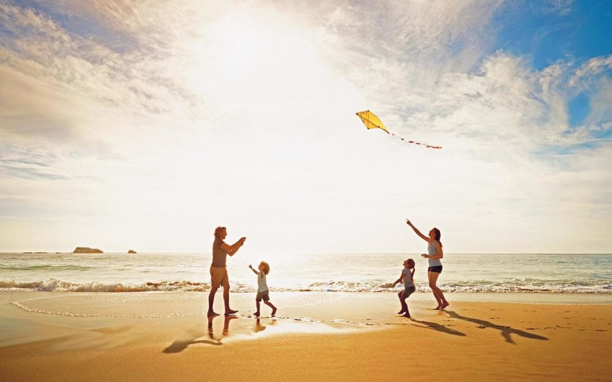 Một kỳ nghỉ thư giãn bên bờ biển là dịp để con trẻ tiếp xúc với thiên nhiên, vận động thể chất và rời xa những món đồ điện tử vô tri