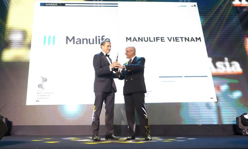 Ông Kim Fleming - Tổng Giám Đốc Manulife Việt Nam nhận giải thưởng 'Nơi Làm Việc Tốt Nhất châu Á.