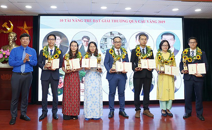 TS. Trần Nguyễn Hải (thứ 4 từ phải sang) nhận giải Quả Cầu Vàng 2019