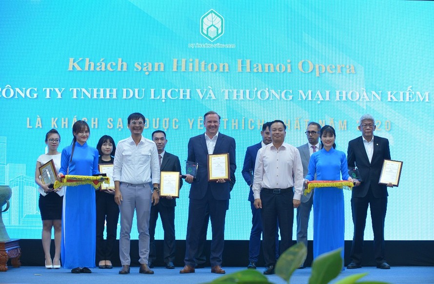 Ông Andrew Nisbet (đứng giữa), Tổng Quản lý Khách sạn Hilton Hà Nội Opera nhận chứng nhận “Khách sạn được yêu thích nhất 2020” cho Khách sạn Hilton Hà Nội Opera
