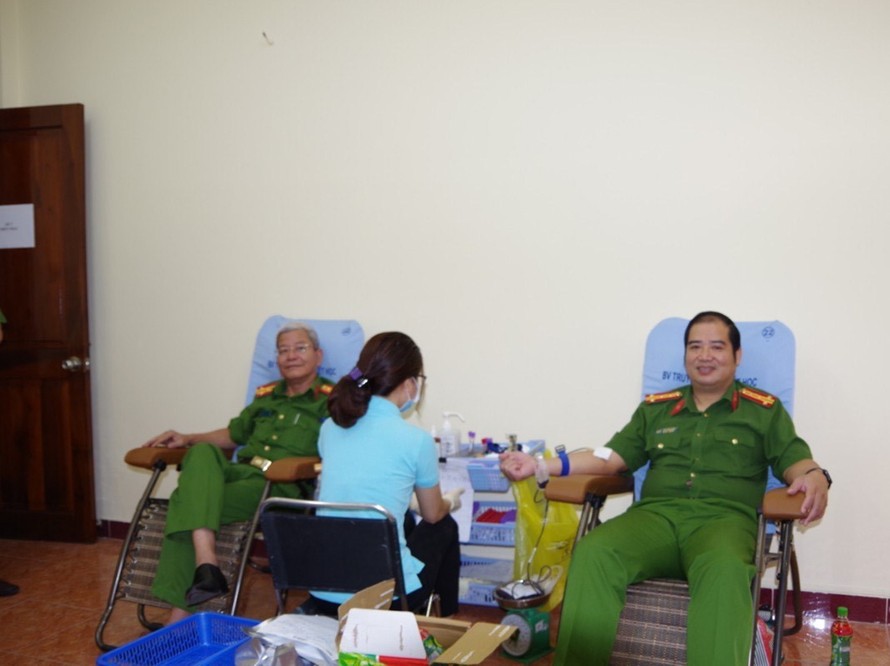 Đại tá Chữ Văn Dũng và Đại tá Lê Ngọc Phương, Phó Cục trưởng Cục Cảnh sát hình sự cùng tham gia hiến máu (bên phải).