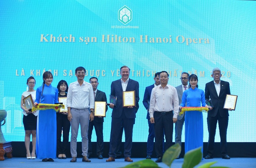 Đại diện Khách sạn Hilton Hà Nội Opera nhận chứng nhận “Khách sạn được yêu thích nhất” 
