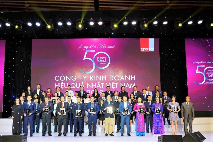 Ông Bùi Xuân Huy, Tổng Giám đốc Tập đoàn Novaland nhận chứng nhận Top 50 Công ty kinh doanh hiệu quả nhất Việt Nam và vinh danh Top Doanh nghiệp tỉ đô trên sàn chứng khoán.