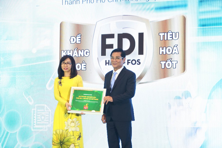 NutiFood nhận giấy chứng nhận Nhãn hiệu Sữa trẻ em số 1 Việt Nam từ Hiệp hội sữa Việt Nam.