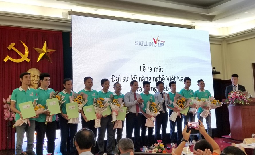 Lãnh đạo Bộ LĐ-TB&XH và Tổng cục Giáo dục Nghề nghiệp trao quyết định cho 10 Đại sứ kỹ năng nghề đầu tiên của Việt Nam. Ảnh: Phạm Thanh.