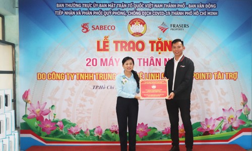 Phó Chủ tịch Ủy ban MTTQ Việt Nam TP Phan Kiều Thanh Hương tiếp nhận bảng tượng trưng 20 máy đo thân nhiệt trị giá hơn 1,1 tỷ đồng do Công ty TNHH Trung tâm Mê Linh hỗ trợ công tác phòng chống dịch Covid -19