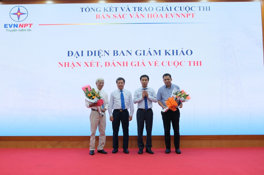Lãnh đạo Tổng công ty tặng hoa cho các nhà báo tham gia Ban giám khảo cuộc thi
