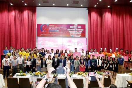 Ban Tổ chức, Ban Giám khảo và 12 đội thi chụp ảnh lưu niệm trong Vòng Chung kết cuộc thi Tài năng trẻ Logistics Việt Nam 2019