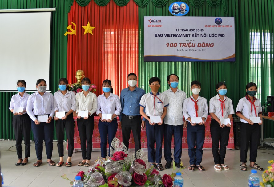 Ông Nguyễn Huy Thiêm - Đại diện Him Lam Land và đại điện đơn vị tổ chức trao quà cho các em học sinh nghèo vượt khó