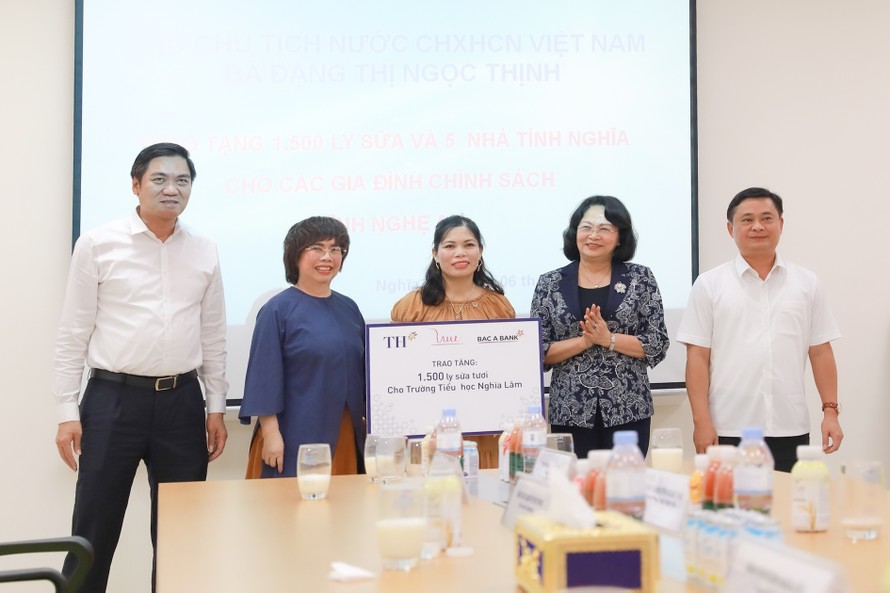 Phó Chủ tịch nước Đặng Thị Ngọc Thịnh trao tặng hàng nghìn ly sữa tươi sạch cùng 5 căn nhà tình nghĩa và các suất quà tới các hộ gia đình, trẻ em có hoàn cảnh khó khăn tại huyện Nghĩa Đàn