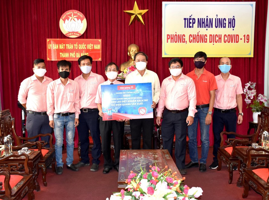 Đại diện Điện Quang trao tặng 100 bộ đèn diệt khuẩn cho UBND TP Đà Nẵng