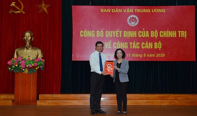 Đồng chí Trương Thị Mai trao quyết định và chúc mừng đồng chí Nguyễn Hồng Lĩnh.