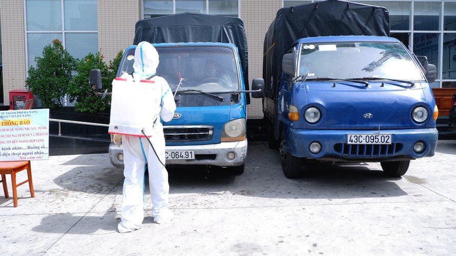 Xe chở hàng cùng hàng hỗ trợ của Unilever được Bệnh viện Đà Nẵng khử trùng trước khi trao tặng cho Bệnh viện Đà Nẵng. Ảnh: K.Q