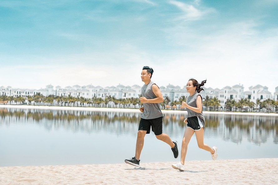 Tận hưởng cuộc sống năng động tại thành phố biển hồ: chạy bộ trên bãi biển, tập thể thao tại sân tập gym ngoài trời…