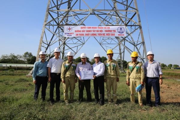 Ông Đặng Phan Tường – Chủ tịch HĐTV EVNNPT tặng quà các đơn vị thi công Dự án ĐD 500 kV Tây Hà Nội – Thường Tín