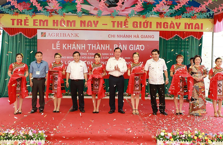 Các Đồng chí lãnh đạo tỉnh Hà Giang và Agribank dự lễ cắt băng khánh thành các công trình 