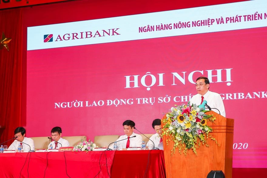 Đồng chí Trần Văn Dự - Phó Tổng Giám đốc Agribank, Trưởng ban tổ chức Hội nghị, báo cáo kết quả hoạt động kinh doanh năm 2019, 6 tháng đầu năm 2020, phương hướng nhiệm vụ những tháng cuối năm 2020