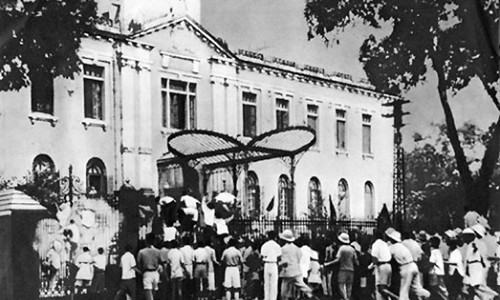 Vào ngày 19-8-1945, nhân dân biểu tình giành chính quyền tại Bắc Bộ phủ (Hà Nội).
