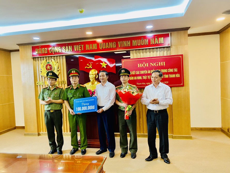 Đồng chi Đỗ Minh Tuấn, Phó Bí thư Tỉnh uỷ Thanh Hoá trao thưởng 100 triệu đồng cho Ban chuyên án
