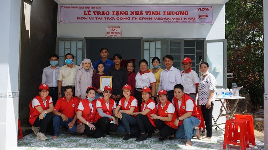 Bà Nguyễn Thị Thu Thủy (Phó giám đốc đối ngoại Công ty CPHH Vedan Việt Nam) và gia đình cùng đại diện các ban ngành đoàn thể huyện Nhơn Trạch trong buổi trao tặng mái ấm tình thương