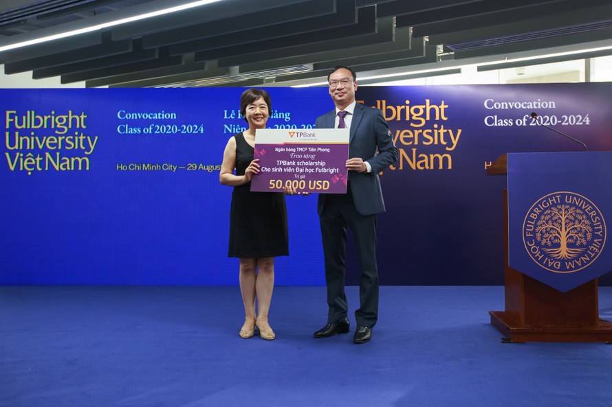 Ông Khúc Văn Họa, Phó Tổng giám đốc TPBank trao tặng học bổng cho trường Fulbright Việt Nam tại lễ khai giảng