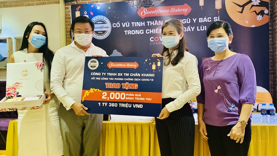 Ủy Ban Mặt trận Tổ quốc Việt Nam TPHCM cùng Sở Y tế TPHCM tiếp nhận 2000 hộp bánh trung thu