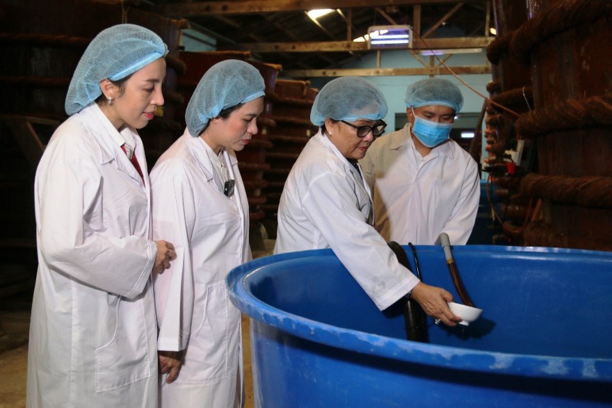 Cán bộ Agribank chi nhánh Phú Quốc thăm một cơ sở sản xuất nước mắm Phú Quốc