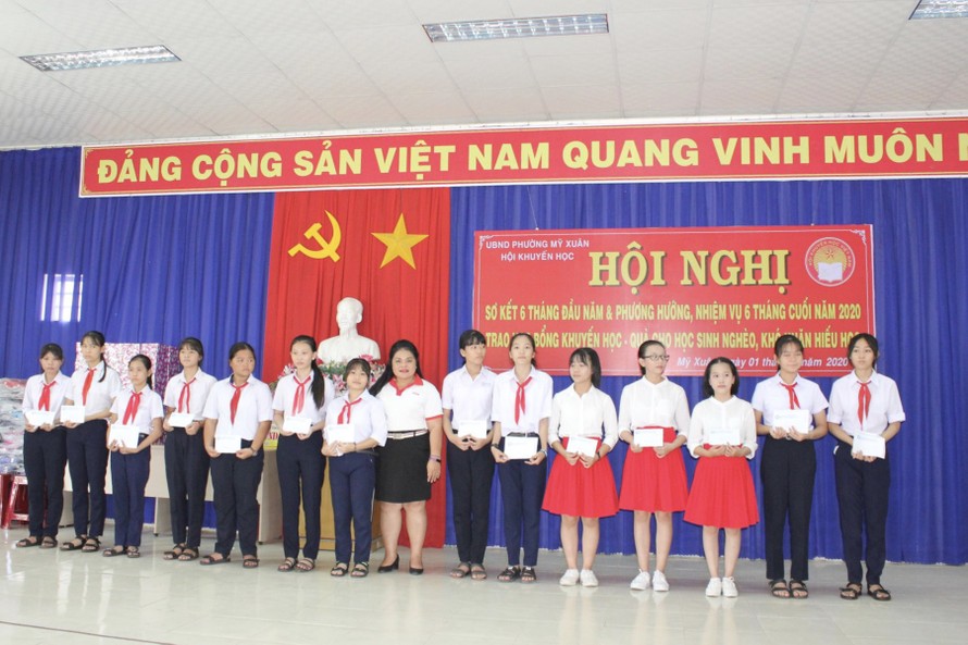 Bà Nguyễn Thu Thủy (Phó Giám đốc đối ngoại Vedan Việt Nam) trao học bổng cho các em học sinh phường Mỹ Xuân, thị xã Phú Mỹ