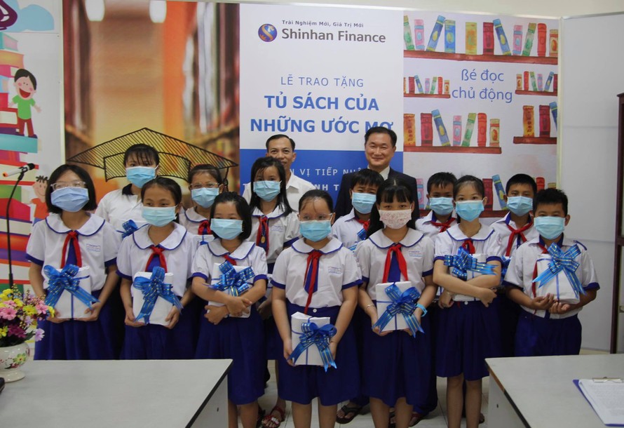Shinhan Finance trao tặng ‘tủ sách của những ước mơ’ cho thư viện tỉnh Tiền Giang