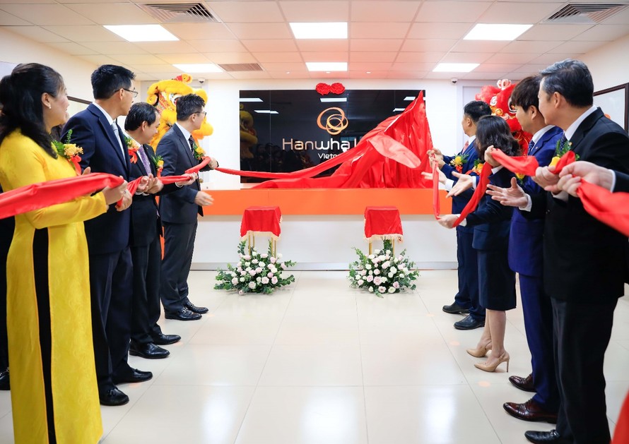 Ban lãnh đạo Hanwha Life Việt Nam thực hiện nghi thức khai trương Văn phòng kinh doanh và Trumg tâm phục vụ khách hàng Bình Thạnh