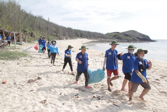 Các bạn sinh viên tình nguyện nhặt rác trên Đảo Phú Quý