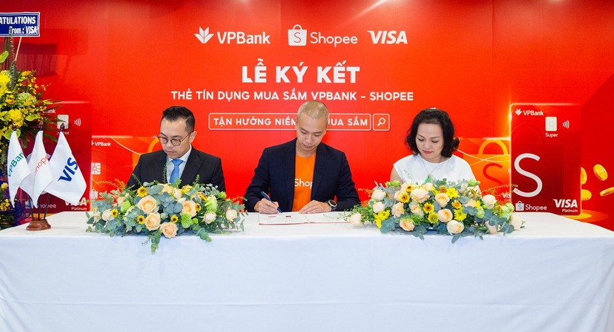 Đại diện ba bên Visa, Shopee và VPBank trong buổi ra mắt sản phẩm