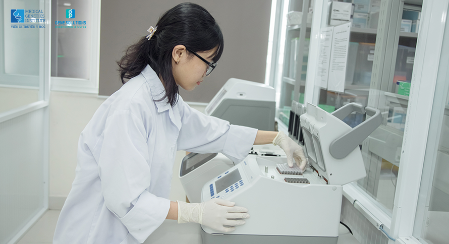 Viện Di truyền Y học – Gene Solutions đang phối hợp với nhiều bệnh viện triển khai mô hình kết hợp 2 xét nghiệm di truyền trong 1 lần thu máu người mẹ
